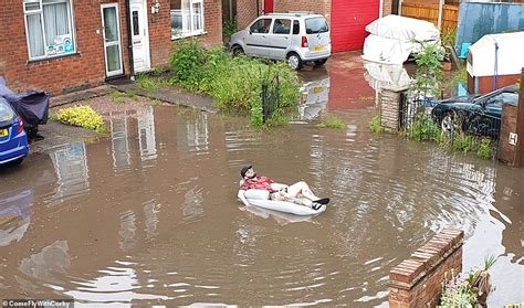 Uk Weather Thunderstorms Hit Uk A Third Day With 24 Rain Daily Mail Online
