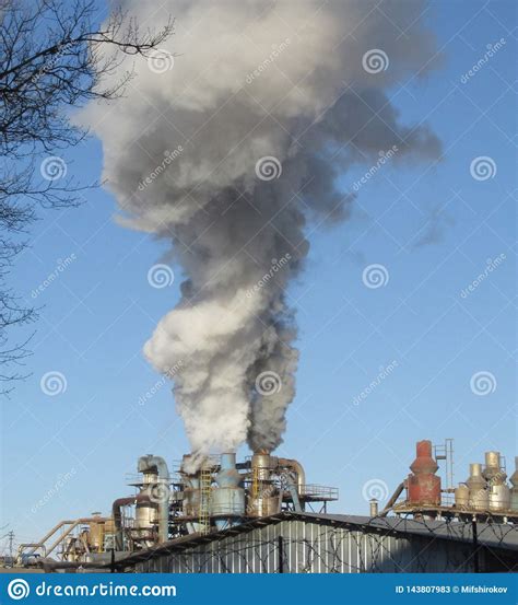 I Tubi Di Fumo Della Fabbrica Del Compensato In Kostroma Russia Immagine Stock Immagine Di