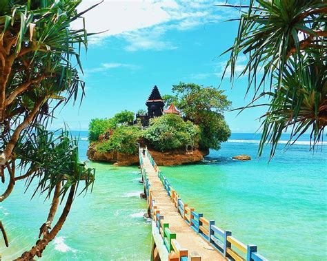 Banyak wisatawan yang menjulukinya sebagai miniatur dari raja ampat di pulau jawa. Harga Tiket Pantai Balekambang Malang Terbaru 2018 - Harga Wisata Terbaru