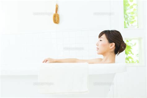 入浴中の若い女性 10736002006 の写真素材・イラスト素材｜アマナイメージズ