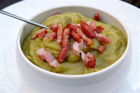 Peler et couper la carotte en petits dés ainsi que le céleri. Soupe de pois cassés - La p'tite cuisine de Pauline