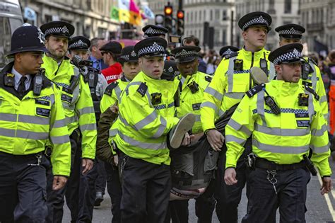 Talk radio for the uk. Extinction Rebellion latest: More than 570 arrests as police tear into climate change protesters ...
