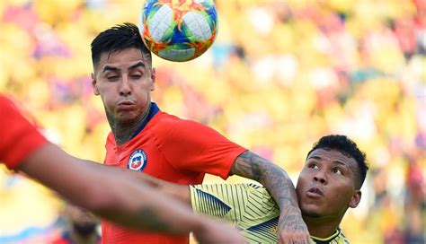 El volante chileno se transformó en el hombre de las pelotas detenidas en el cuadro viola y en la autoridad sanitaria de italia no le dio permiso a erick pulgar, el mediocampista de fiorentina, para que viaje a chile a sumarse a la roja para los partidos. Selección Colombia Vs Chile eliminatorias: Claudio Bravo y ...