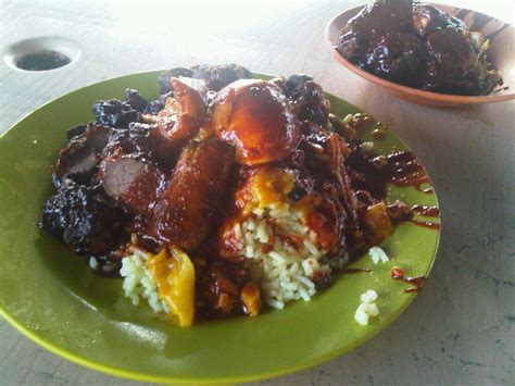 Her nasi lemak is among the best in town, and one of puchong's best kept secrets. It's Nasi Lemak time!