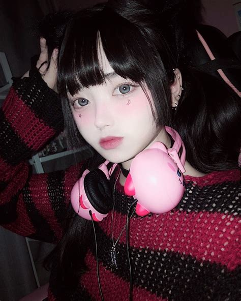 pin by minarukyoko on ﾉ ･ﾟ アジアの女の子 ᵔᴥᵔ cute japanese girl cute korean girl cute emo girls