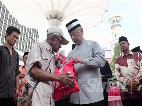 The iconic masjid jamek, the oldest mosque in the federal capital, is now called masjid jamek sultan abdul samad. Agong santuni gelandangan di Masjid Jamek