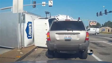 Lowes Truck Runs Red Light Causing Chain Reaction Crash By Abc World
