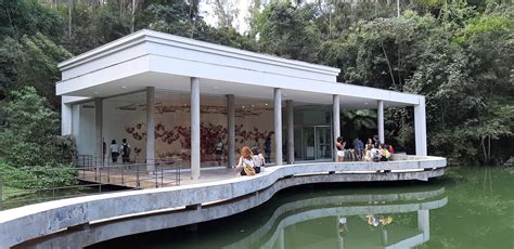 O Instituto Inhotim abriga um complexo museológico ao ar livre com um dos mais relevantes