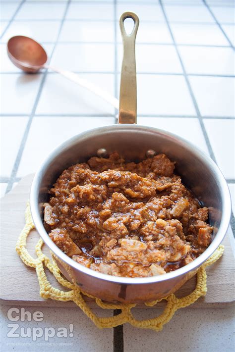 E il gusto non ne risente affatto, i funghi, poi. Ragù di salsiccia e funghi | Chezuppa!