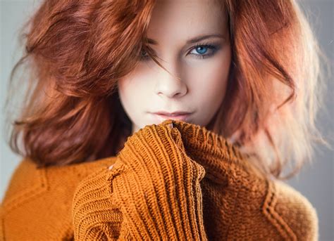 обои лицо женщины Рыжая модель портрет длинные волосы голубые глаза Смотрит на зрителя