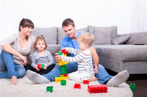 El Juego Y Los Juguetes Padres Jugando Con Sus Hijos