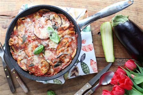 Esistono naturalmente anche versioni più leggere, con le. Parmigiana di melanzane non fritta in padella | Ricette ...