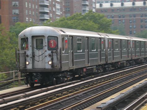 File:Subway train 125th.jpg - Wikimedia Commons
