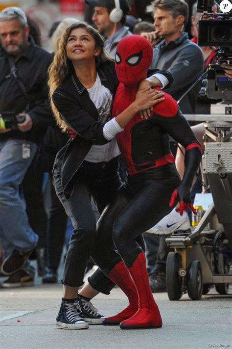 Eu posso não ser per. Tom Holland et Zendaya sur le tournage de Spider-Man : Far ...