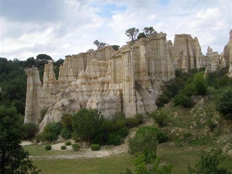 Catalonia is an autonomous community in the northeastern corner of spain, designated as a nationality by its statute of autonomy. Reisetipps und Bilder von Katalonien und Languedoc