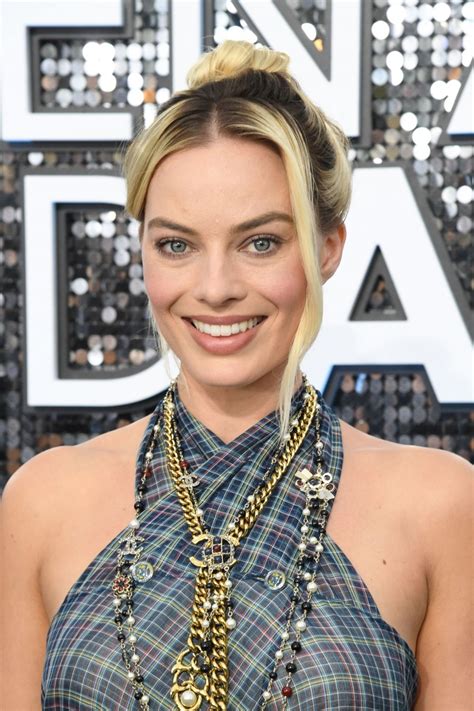 Margot robbie is setting sail with help from her birds of prey writer christina hodson. Margot Robbie - Screen Actors Guild Awards 2020 • CelebMafia