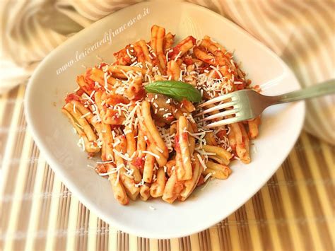 Potete anche friggere le melanzane in anticipo e poi terminare la ricetta quando necessario. Pasta con le melanzane | Ricetta con le melanzane - LE ...
