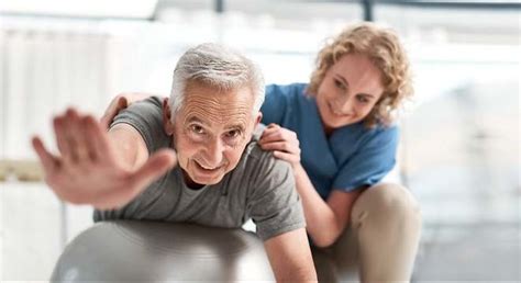 Cinco ejercicios de equilibrio para prevenir caídas en personas mayores