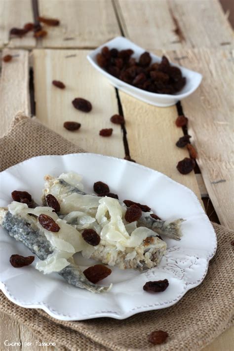 Il vitello tonnato, conosciuto anche come vitel toné, è un piatto tipico della cucina tradizionale piemontese a base di carne di vitello e la famosa salsa tonnata, buono da servire sia come antipasto che per secondo. Sarde in saor ricetta tipica veneziana, sardine ricette ...