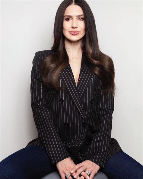 Pregnant mother of three hilaria baldwin (yep, wife of alec baldwin) shares the genius ways she uses yoga mantras to infuse her busy days with zen. Hilaria Baldwin's 'Cucumber' Video Resurfaces After 'Fake ...