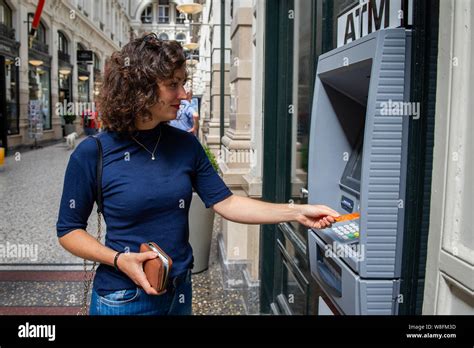 Den Haag Passage Een Jonge Vrouw Neemt Geld Op Bij Een Geldautomaat