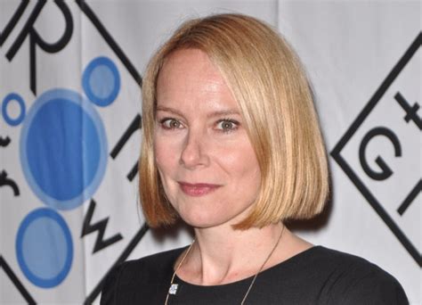 This hair typical down until below your chin. Amy Ryan with a bob haircut and the difference between a ...