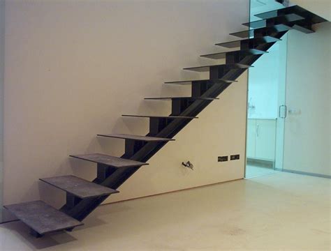 Detalle de escalera metálica con pasos de concreto. Resultado de imagen de escaleras interiores metalicas diseño | Stairs design, Outdoor stairs ...