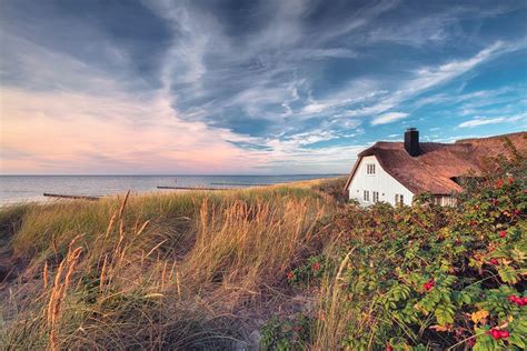 Genau wie du träume auch ich davon eines tages im eigenen typischen schwedenhaus wohnen oder zumindest schöne urlaubstage verbringen. Haus am Meer (Ahrenshoop / Darß) | Dirk Wiemer Fotografie ...