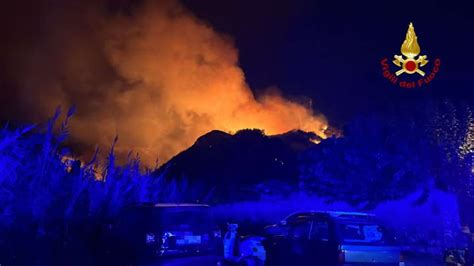 Rometta Incendio Nelle Colline Di SantAndrea Vigili Del Fuoco In