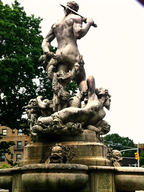 Photo essay: A questionable statue in Queens - reidontravel