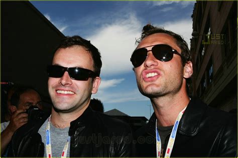 Jude Law Revs My Engine Photo 403341 Jonny Lee Miller Jude Law Pictures Just Jared