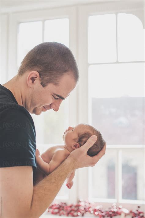 New Father Holding And Looking Into His Baby S Eyes Del Colaborador De Stocksy Lea Csontos