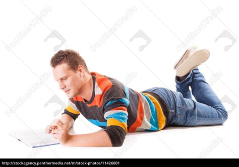 männlicher Schüler liest ein Buch das sich auf Stockfoto Bildagentur