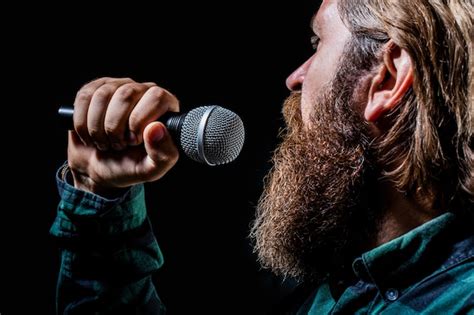 Hombre Barbudo En Karaoke Canta Una Canción En Un Micrófono Hombre