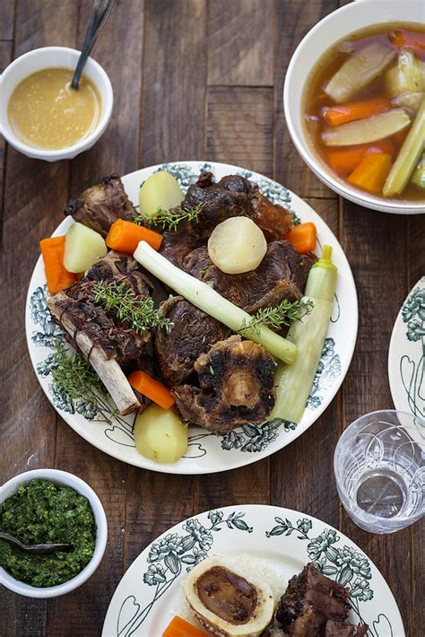 Le pot au feu utilise traditionnellement carotte, navets, pommes de terre, céleris et poireaux et mélange morceaux maigres, gras et gélatineux de b?uf. Réussir pot-au-feu - Recette classique - Un déjeuner de soleil