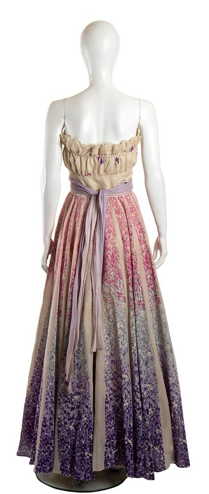 Si sara in grado di scegliere il piu adatto per il vostro vestito da sera, abbiamo un servizio di prima classe, livello professionale. ABITO DA SERA IN ORGANZA Anni '40 | BERTOLAMI FINE ARTS ...