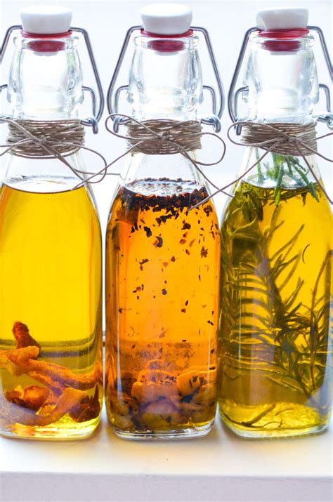 The best part about making honey oil, besides how easy it is, is that you can do so much with it. DIY Holiday Gift: Homemade Infused Olive Oils | Luci's Morsels