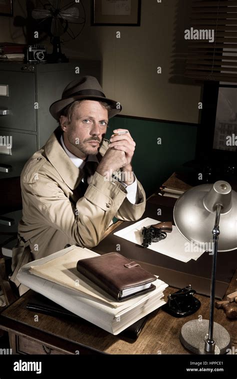 Film noir detective hi-res stock photography and images - Alamy
