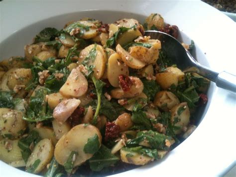 Mediterraner Kartoffelsalat mit getrockneten Tomaten Walnüssen Rucola