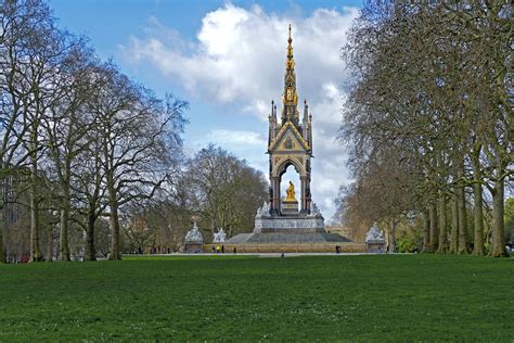 Hyde park and selfridges are also within 10. Hyde Park - London Travel Guide | easyHotel