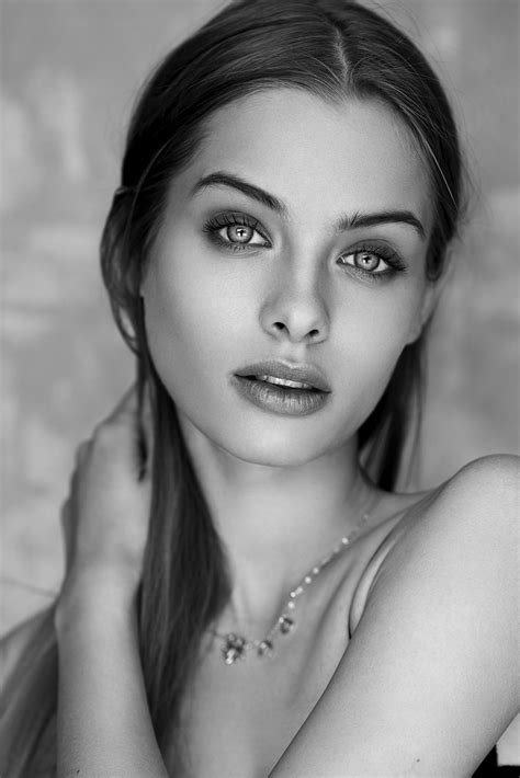 Model Dominika Specto Models Angel Face Curves Nose Ring Black