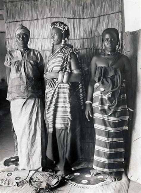 Africa Right To Left A Hausa Fulani And Betinchobé Woman Dosso