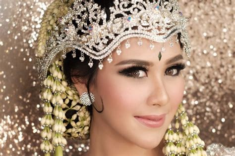 Maybe you would like to learn more about one of these? Sakral, Ini Makna Riasan Pengantin Adat Sunda