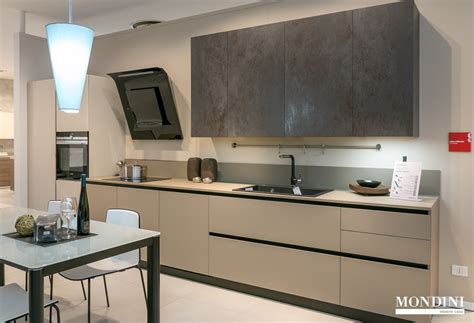 Liberamente in decorativo grigio selce e bianco puro con top in agglomerato di quarzo colore cloudy beige con penisola. Cucina lineare Scavolini Liberamente in Fenix scontata del ...
