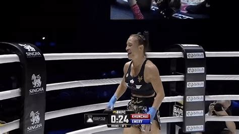 Insolite Une Boxeuse Montre Ses S3ins à La Foule Pour Célébrer Sa Victoire Par Ko Vidéo