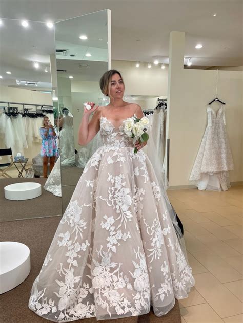 Monique Lhuillier Maeve Unaltered New Wedding Dress Save 47 Stillwhite