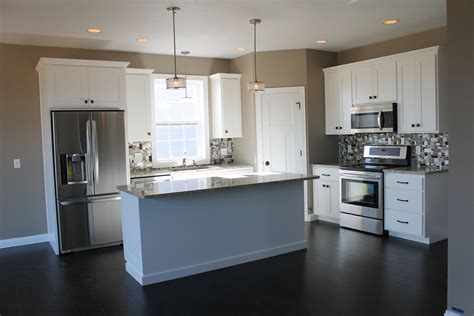 5322 White Kitchen With Large Center Island Kitchen Layout L Shaped