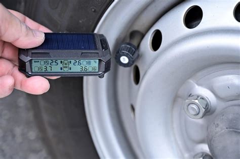 スタッドレスタイヤの空気圧は適正値に調整しよう！調整方法や注意点も解説 タイヤ交換コラム コラム イエローハット