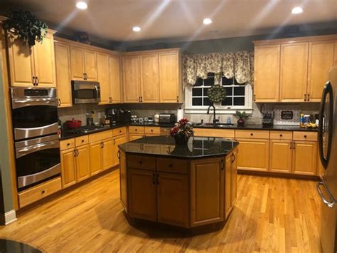 But even there, the truly classic looking white kitchens have a certain sharp look to them — cupboards that go to the ceiling, the cabinets look expensive and there is usually a bit of warmth to them. Dark Wood Floor With Golden Oak Cabinets | Floor Roma