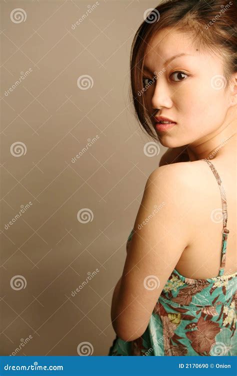 Aziatisch Meisje Dat Een Kijker Kijkt Stock Foto Image Of Naughty